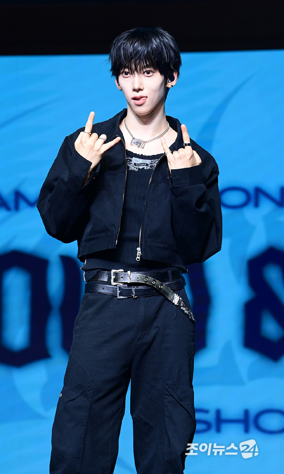 그룹 앰퍼샌드원 나캠든이 12일 오후 서울 등촌동 스카이아트홀에서 열린 앰퍼샌드원(AMPERS&ONE) 미니 3집 '라우드 앤 프라우드' 발매 기념 쇼케이스에 참석하고 있다. [사진=정소희 기자]