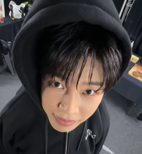 가수 임영웅이 아이돌차트 평점랭킹에서 또다시 정상에 오르며 259주 연속 1위라는 전무후무한 기록을 달성했다. 사진은 임영웅. [사진=유튜브 @임영웅]