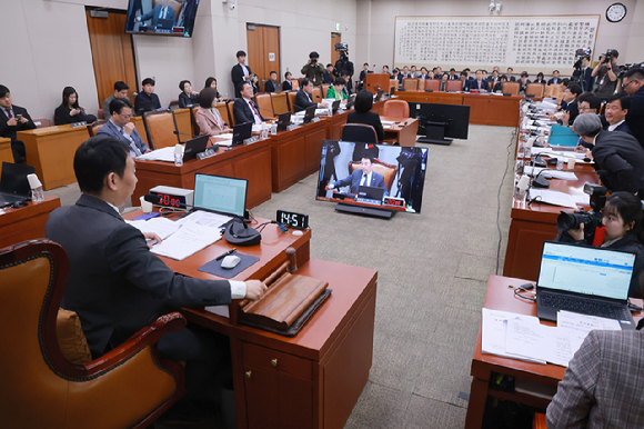 30일 국회에서 열린 법제사법위원회 전체회의에서 위원장 직무대행인 더불어민주당 김용민 의원이 민주유공자 예우에 관한 법률안을 의결하고 있다. 2026.3.30 [사진=연합뉴스]