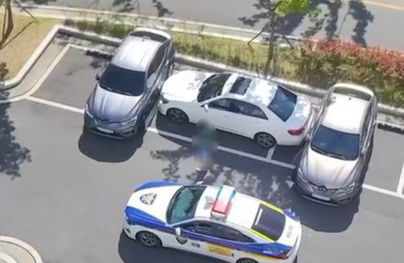 하남의 한 공영주차장에 3칸을 차지하고 가로 주차를 한 벤츠 [사진=보배드림 캡처]