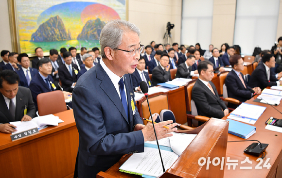 임종룡 우리금융그룹 회장이 10일 국회에서 열린 정무위원회 국정감사에서 의원 질의에 답하고 있다. [사진=곽영래 기자]