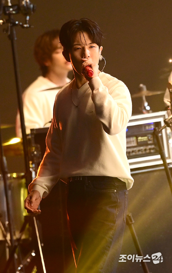 밴드 엔플라잉 이승협이 21일 오후 서울 송파구 잠실학생체육관에서 열린 '2026 JOY콘서트 - 보이스 오브 스프링(Voice of spring)'에서 멋진 무대를 선보이고 있다. [사진=정소희 기자]