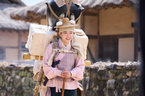 &quot;수염까지 붙였다&quot;⋯&apos;이강에는 달이 흐른다&apos; 김세정, 보부상 변신