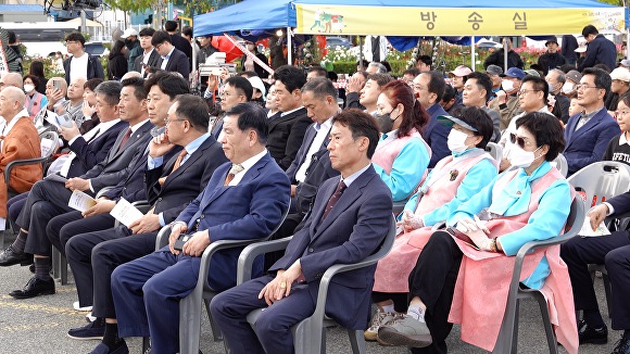 김일만 포항시의장, 이재진 부의장, 박용선 경북도의원 등 내빈들이 제8회 3대가족 어울림문화축제에 참여하고 있다. [사진=경북언론인불자회]