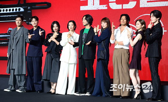 (왼쪽부터)배우 조한선-오카다 마사키-현리-정윤하-금해나-김혜준-이동욱이 20일 오전 서울 여의도 콘래드 서울 호텔에서 열린 디즈니+의 오리지널 시리즈 '킬러들의 쇼핑몰 시즌2' 제작발표회에 참석하고 있다. [사진=정소희 기자]