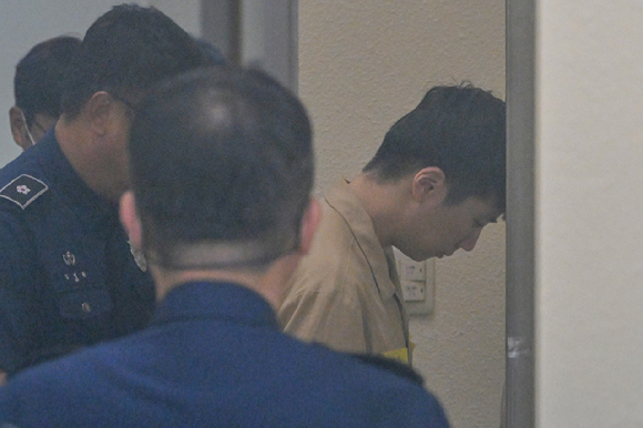 '여고생 살해범' 장윤기(23)에게 무기징역이 선고된 30일 오후 광주지방법원 앞에서 고(故) 이채원 양의 유족이 선고 결과에 대한 입장을 밝히고 있다. [사진=연합뉴스]