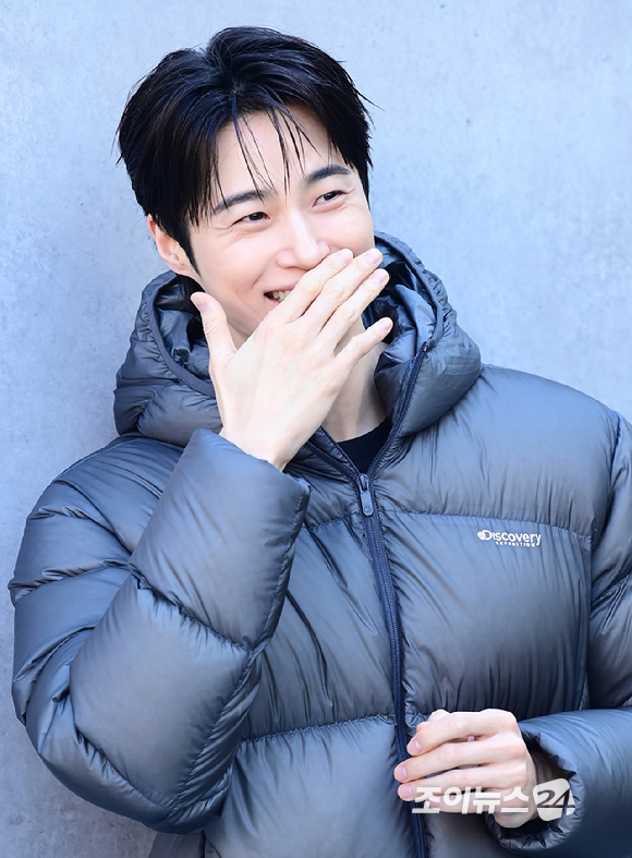 배우 변우석이 23일 오후 서울 성동구 코사이어티 서울숲에서 진행된 DISCOVERY WINTER BASE CAMP 포토콜 행사에 참석하고 있다. [사진=정소희 기자]