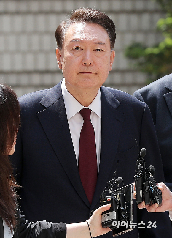 내란 우두머리 혐의로 기소된 윤석열 전 대통령이 12일 서울 서초구 중앙지법에서 오후부터 재개되는 공판에 출석하고 있다. [사진=사진공동취재단]