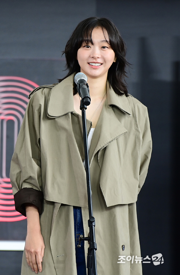 배우 김다미가 19일 오후 부산광역시 해운대구 우동 영화의 전당에서 열린 제30회 부산국제영화제(BIFF) '대홍수' 야외무대인사 행사에 참석하고 있다. [사진=정소희 기자]