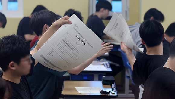 재수생들이 2026학년도 대학수학능력시험 6월 평가원 모의고사 시행일인 지난 6월 4일 서울 양천구 종로학원 고사실에서 시험지를 배부받고 있다. [사진=연합뉴스]
