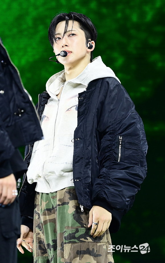 그룹 앤팀 후마가 28일 오후 서울 용산구 한남동 블루스퀘어에서 열린 &TEAM(앤팀) 한국 데뷔 앨범 미니 1집 'Back to Life'(백 투 라이프)발매 기념 쇼케이스에 참석해 멋진 무대를 선보이고 있다. [사진=정소희 기자]