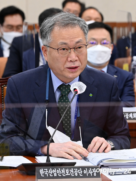 안종주 한국산업안전보건공단 이사장이 17일 서울 여의도 국회에서 열린 환경노동위원회의 근로복지공단, 한국산업안전보건공단, 한국산업인력공단 등에 대한 국정감사에서 의원 질의에 답하고 있다. [사진=김성진 기자]