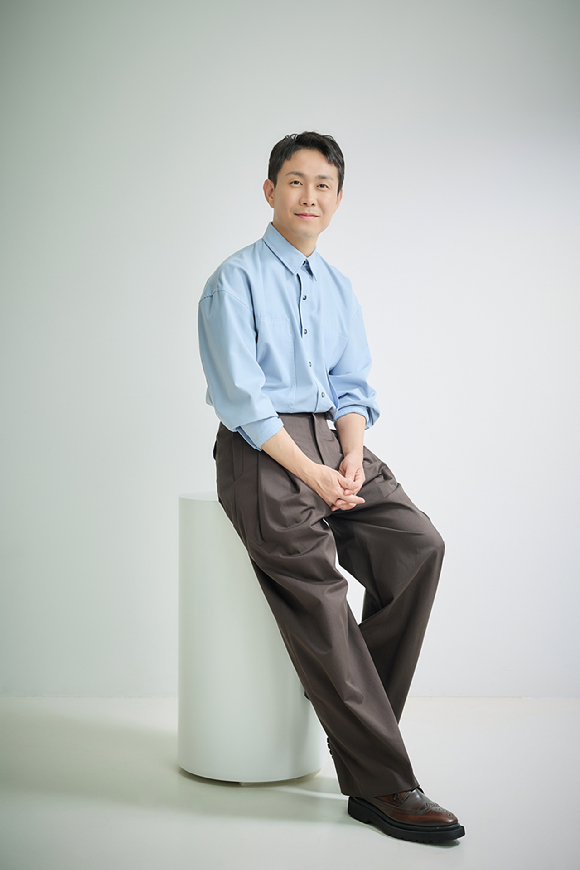 배우 오정세가 영화 '거미집'(감독 김지운) 인터뷰에 앞서 포즈를 취하고 있다. [사진=바른손이앤에이]
