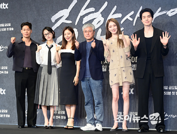 (왼쪽부터)배우 박훈-류혜영-오나라-이성경-이동욱이 14일 오후 서울 영등포구 더링크 호텔에서 열린 JTBC 새 금요시리즈 '착한 사나이' 제작발표회에 참석하고 있다. [사진=정소희 기자]