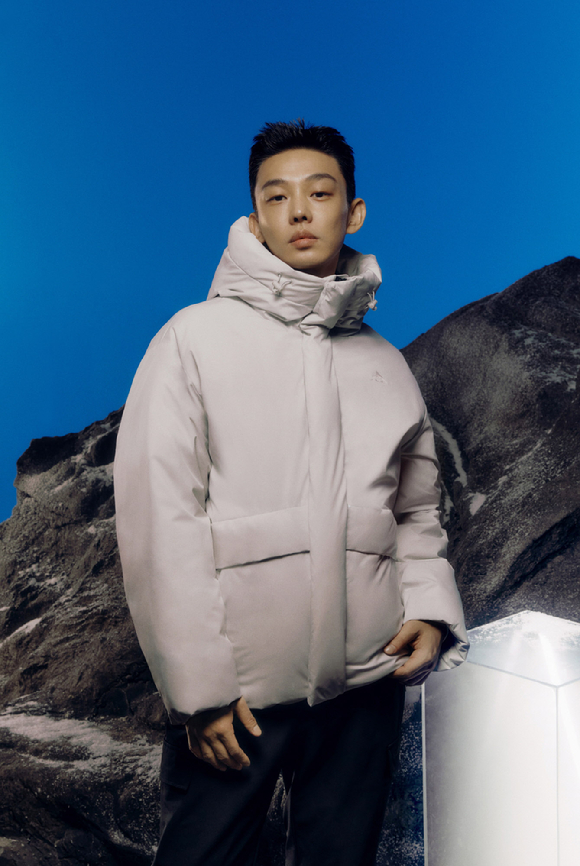 네파의 새로운 모델 배우 유아인이 착용한 남성 에어그램 써모 후디 다운 화보컷. [사진=네파]