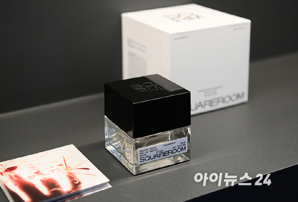 31일 서울 성동구 성수동 케이팝아케이드에서 향으로 공간을 만드는 프래그런스 브랜드 '스퀘어룸(SQUAREROOM)' 신제품 론칭 행사가 열렸다. 오드퍼퓸 '001 Flip the page'와 '002 SSS Texture'의 모습. [사진=정소희 기자]