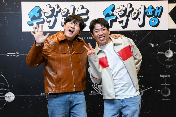최보필 PD, 방송인 이용진 양세찬이 9일 서울 마포구 합정동 모처에서 열린 SBS 새 예능 '수학 없는 수학여행' 제작발표회에서 포즈를 취하고 있다. [사진=SBS]
