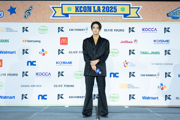 무용가 최호종이 지난 1일(현지시간)부터 3일까지 미국 로스앤젤레스 크립토닷컴 아레나에서 열린 K-팝 팬&아티스트 페스티벌 '케이콘 엘에이 2025(KCON LA 2025)' 레드카펫 행사에 참석해 포즈를 취하고 있다. [사진=CJ ENM]