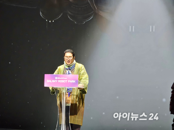 유니트리 휴머노이드 로봇 'G1'이 15일 서울 강동구에 위치한 '갤럭시 로봇파크'에서 안무를 소화하고 있다. [사진=설재윤 기자]