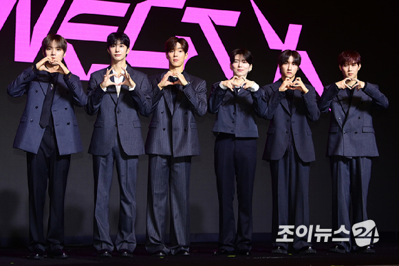 그룹 몬스타엑스가 16일 오후 서울 영등포구 여의도 콘래드 호텔에서 열린 몬스타엑스(MONSTA X) 데뷔 10주년 기념 기자간담회에 참석해 포토타임을 갖고 있다. [사진=정소희 기자]