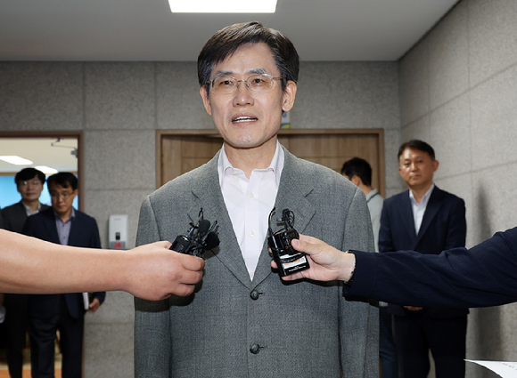 김상곤 전북선거관리위원장이 11일 전북선관위 위원회의실을 나와 입장을 밝히고 있다. 전북선관위는 이날 6&middot;3 지방선거 전북교육감 개표 과정에서 발생한 득표수 입력 오류 사고를 정정하기 위한 회의를 개최했다. 2026.6.11 [사진=연합뉴스]