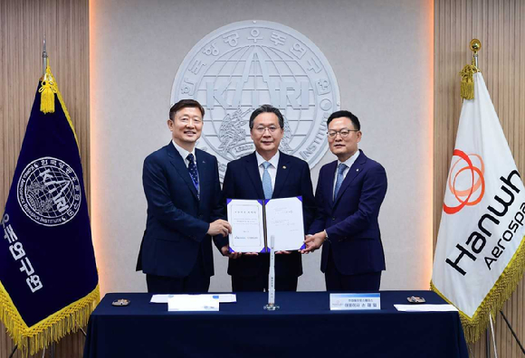25일 대전 한국항공우주연구원에서 진행된 '누리호 기술이전 계약' 체결식에 참석한 손재일 한화에어로스페이스 대표이사(오른쪽), 윤영빈 우주항공청장(가운데), 이상철 항우연 원장(왼쪽)이 기념사진을 찍고 있다. [사진=한화에어로스페이스]