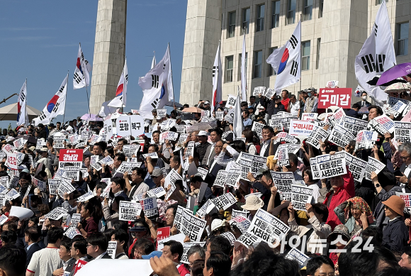 국민의힘이 22일 서울 여의도 국회 본청 앞 중앙계단에서 '이재명 정권 실정 대국민 보고대회'를 연 가운데 전국 각지에서 모인 참석자들이 사회자의 구령에 따라 '민생 경제 파탄&middot;외교 안보 파괴&middot;사법 장악' 구호를 외치고 있다. [사진=조정훈기자]