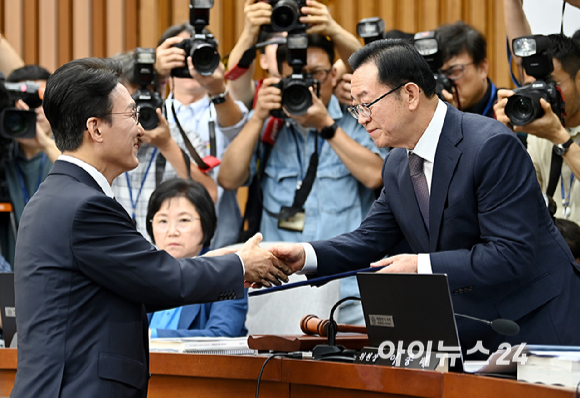 김민석 국무총리 후보자가 24일 서울 여의도 국회에서 열린 국무총리(김민석) 임명동의안 심사를 위한 인사청문회에서 이종배 위원장에게 선서문을 제출하고 있다. [사진=곽영래 기자]