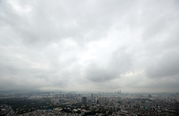 지난해 7월 서울 도심 하늘에 먹구름이 잔뜩 끼어 있다. [사진=뉴시스]