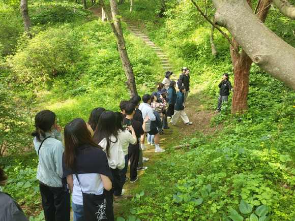 국립백두대간수목원, 천리포수목원, 신구대학교식물원의 수목원전문가 교육생들이 천리포수목원 교육연구지역에서 교육을 듣고 있다. [사진=한국수목원정원관리원/산림청]