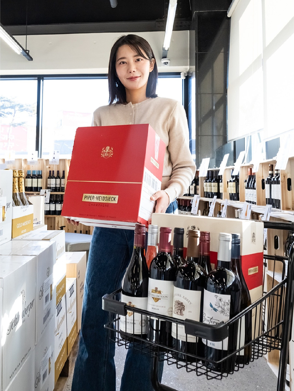 와인나라가 일산점을 아울렛형 매장으로 2주년 기념 리뉴얼 오픈했다. [사진=아영FBC]