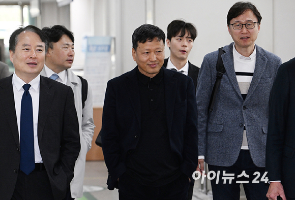 구영배 큐텐그룹 대표가 7일 오전 서울 서초구 서울중앙지방법원에서 열린 티몬&middot;위메프 미정산 사태 관련 공판에 출석하고 있다. [사진=사진공동취재단]