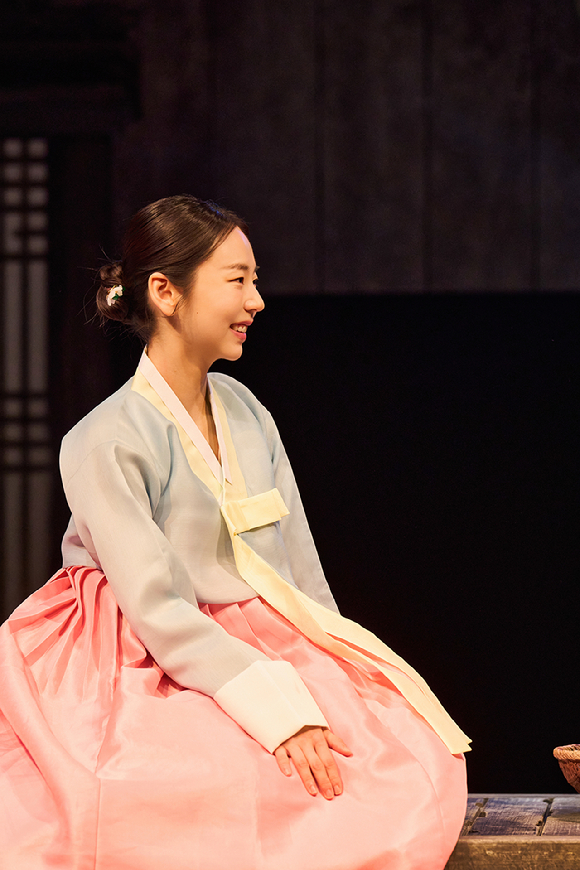 배우 안소희가 프로필 촬영에서 포즈를 취하고 있다. [사진=BH엔터테인먼트]