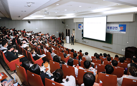 이상일 용인시장이 12일 단국대 교육대학원에서 특강을 하고 있다. [사진=용인시]