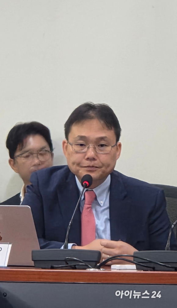 댄 킴 테크인사이츠 CSO가 21일 국회 의원회관에서 열린 '대한민국 AI&middot;반도체 메가 프로젝트 지원을 위한 산업 세미나'에서 발제를 하고 있다. [사진=박지은 기자]