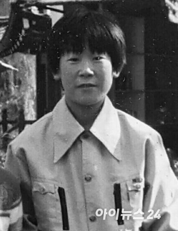 제21대 대통령 선거에서 당선을 확정지은 이재명 더불어민주당 대선 후보의 1978년 야구 글로브 공장인 '대양실업' 소년공 시절. 그 해 4월 말 고입 검정고시학원에 등록해 8월 합격. 공장이 망한 탓에 태어나서 처음으로 집에서 얼마간 쉬기도 했음. [사진=이재명 후보 측 제공. DB 및 재판매 금지]