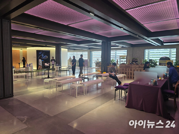 오는 5일 공식 개장을 앞둔 SK텔레콤 정보통신기술(ICT) 복합문화공간 'T팩토리 성수' 건물 외관. [사진=안세준 기자]