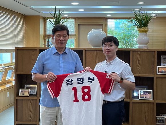 故 장명부가 선수시절 착용했던 유니폼을 허구연 KBO 총재에게 대리 기증한 이영곤 다큐멘터리 감독(오른쪽)이 18일 KBO 사무국에서 허 총재와 함께 기념촬영하고 있다. [사진=한국야구위원회(KBO)]