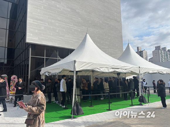 '구리역 하이니티 리버파크' 견본주택 앞 텐트 밑으로 사람들이 일찌감치 도착해 길게 줄을 서 있다. 2026.02.27 [사진=김민지 기자]