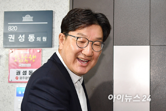권성동 국민의힘 의원이 18일 자신의 의원실 앞에서 특검의 압수수색 관련 입장을 밝히고 있다. [사진=곽영래 기자]