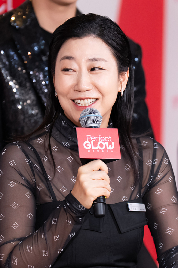 배우 라미란이 6일 오전 온라인 중계로 진행된 tvN '퍼펙트 글로우' 제작발표회에 참석해 포즈를 취하고 있다. [사진=tvN]