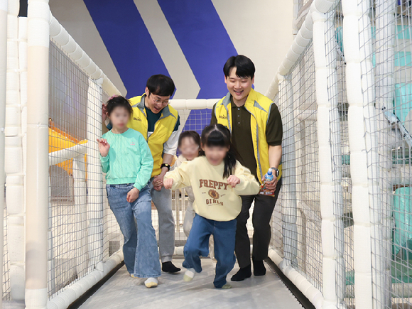 지난 17일 파리크라상 송파교육장에서 상미당홀딩스와 행복한재단이 장애인 근로자 대상 제과제빵 기술교육을 진행했다. 파리크라상 전문 강사가 장애인 제빵사에게 기술을 지도하고 있다. [사진=상미당홀딩스]