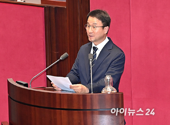 한병도 더불어민주당 원내대표가 7일 서울 여의도 국회에서 열린 제435회국회(임시회) 제1차 본회의에서 대한민국헌법 개정안에 대한 제안 설명을 하고 있다. [사진=곽영래 기자]