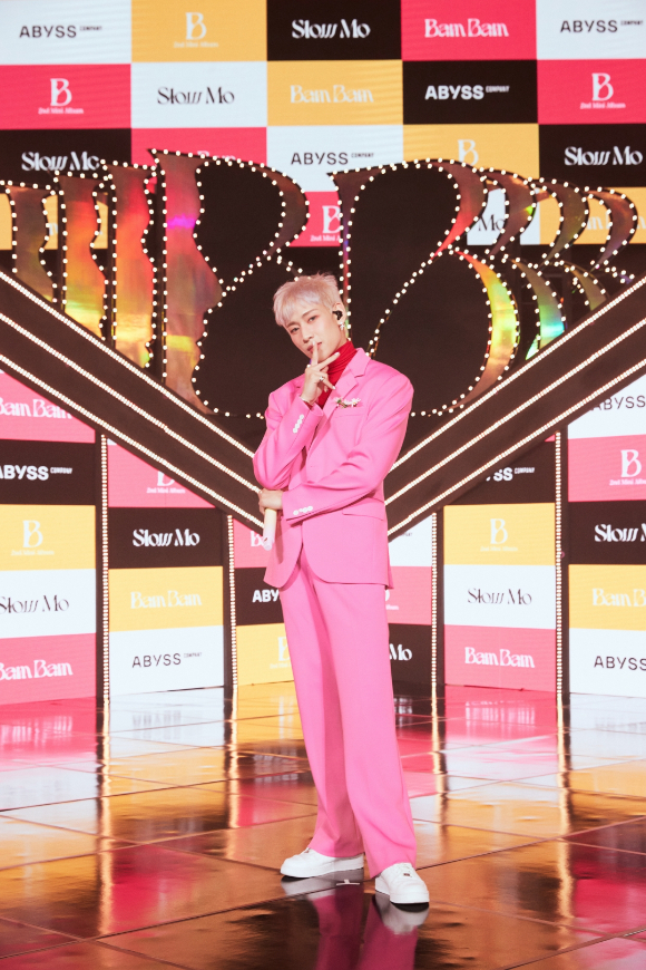 가수 뱀뱀이 18일 두번째 미니앨범 'B' 발매 기념 온라인 쇼케이스에서 포즈를 취하고 있다. [사진=어비스컴퍼니]