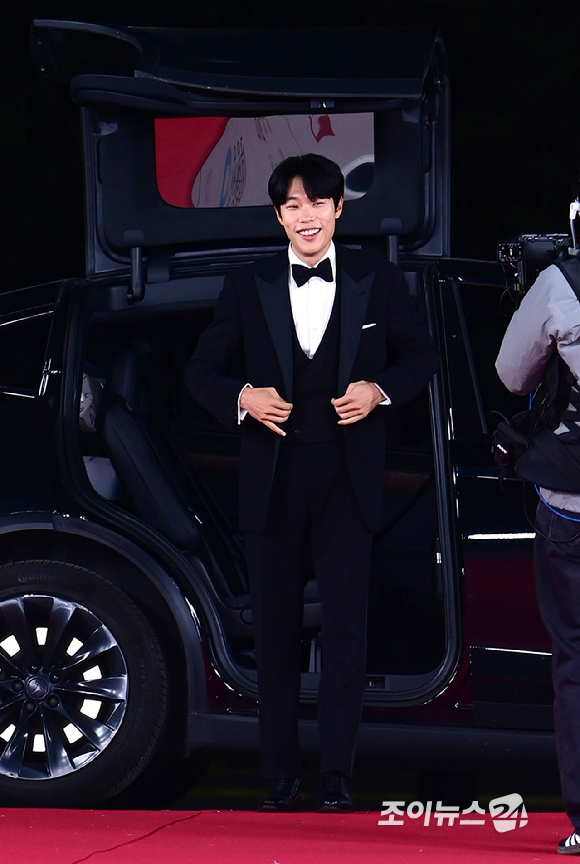 배우 류준열이 24일 오후 서울 영등포구 여의도 KBS홀에서 진행된 제44회 청룡영화상 레드카펫 행사에 참석하고 있다. [사진=정소희 기자]