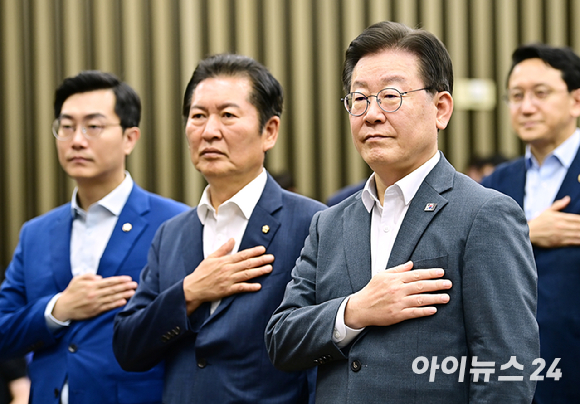 16일 국회에서 열린 더불어민주당 의원총회에서 이재명 당대표(맨 오른쪽)와 정청래(가운데)·장경태 최고위원이 국민의례를 하고 있다. [사진=곽영래 기자]