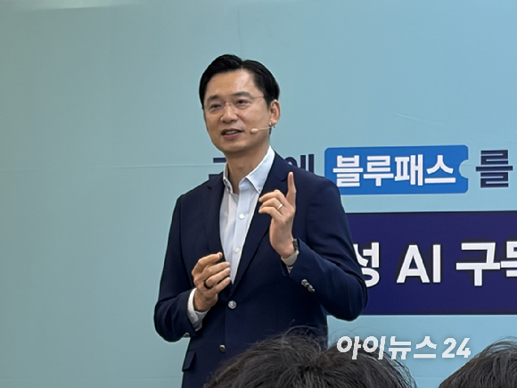 임성택 삼성전자 한국총괄 부사장이 28일 서울 삼성스토어 청담에서 열린 '삼성 AI 구독 미디어 브리핑'에서 발표하고 있다. [사진=권서아 기자]