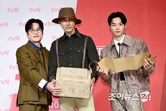 배우 김성균, 차승원, 더보이즈 주연이 1일 오후 서울 마포구 서울가든호텔에서 열린 tvN '형따라 마야로 : 아홉 개의 열쇠' 제작발표회에서 포토타임을 갖고 있다. [사진=곽영래 기자]