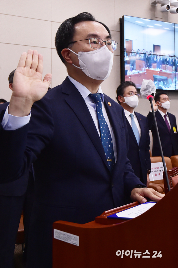 문승욱 장관을 포함한 피감기관장들이 20일 서울 여의도 국회에서 열린 국회 산업통상자원중소벤처기업위원회의 산업통상자원부 종합감사에서 선서를 하고 있다.