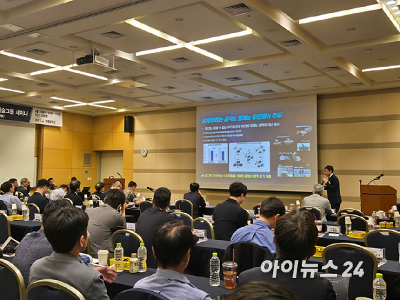 한화시스템과 LIG D&A 관계자들이 10일 대전컨벤션센터(DCC)에서 열린 '2026 대한민국 국방산업발전대전(InLEX KOREA 2026)'의 '미래 지상전력기획 심포지엄'에서 발언하고 있다. [사진=최란 기자]